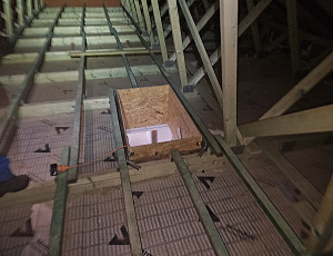 Zateplení stropu novostavby rodinného domu pomocí foukané izolace